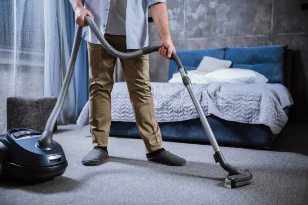 فريق شركة الروان كلين أثناء تنظيف غرفة نوم في الإمارات